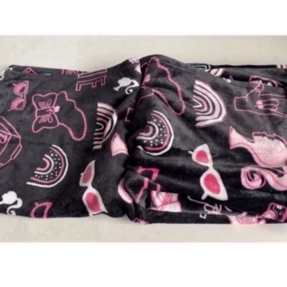 New Black & Pink Barbie Throw Blanket
Super Cute & Soft 50x70 in - Picture 8 of 10